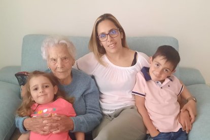 Antonia con su bisnieta y dos de sus tataranietos