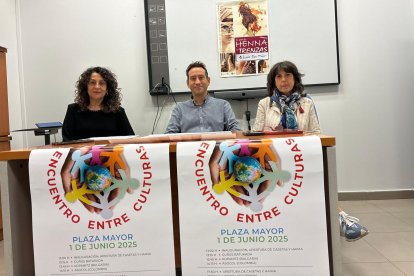 Andrés Gonzalo junto a las técnicas responsables del Encuentro entre Culturas