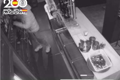 Robó el mismo restaurante tres veces en un mes y solo entonces la justicia lo envió a prisión.