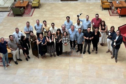 Imagen de los importadores con las bodegas participantes en la misión inversa de Asebor