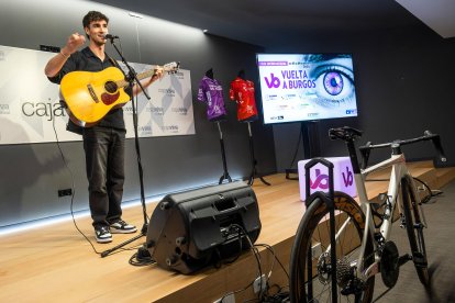 Garmilla interpretó su canción en la presentación de la Vuelta.