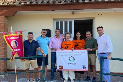 Entrega de una de las donaciones.