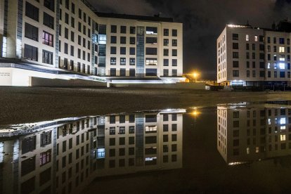 En época de lluvias los charcos toman el solar.