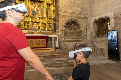 Padre e hijo conocen los secretos de la construcción de San Gil gracias a la realidad virtual.