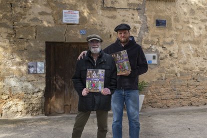 Javier Martínez Sancho y Sergi Bernal, junto a la Escuela de Bañuelos de Bureba.