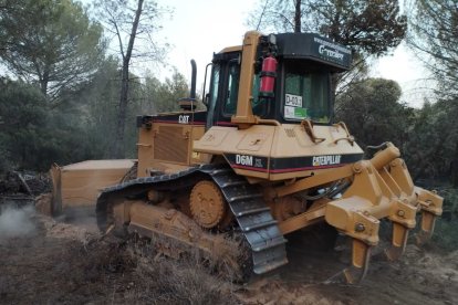 Imagen de uno de los tractores que colaboró en las tareas de extinción