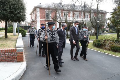 El presidente del Gobierno, Pedro Sánchez, ha recibido a la Junta Directiva de la Cabaña Real de Carreteros, propietaria de la talla, y su creador, el escultor Humberto Abad