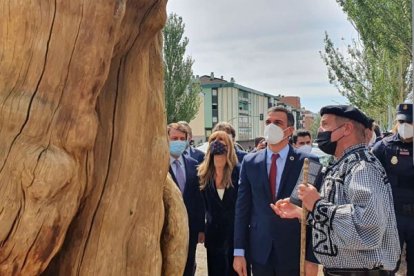 El presidente del Gobierno se paró a charlar con el representante de la Cañada Real de Carreteros. ECB