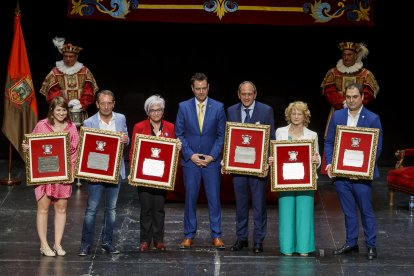 Entrega de galardones de 'Buen Vecino' y 'Burgalés de Pro' en el Teatro Principal. SANTI OTERO