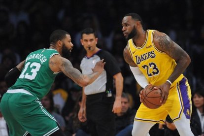 Lebron James lleva el balón defendido por Morris