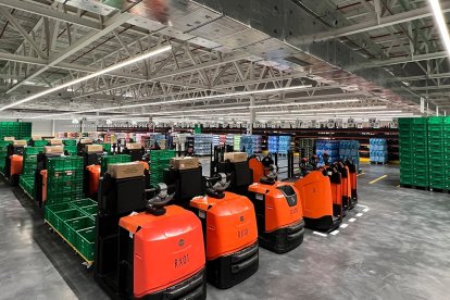 Vehículos de carga en la colmena de Alicante.