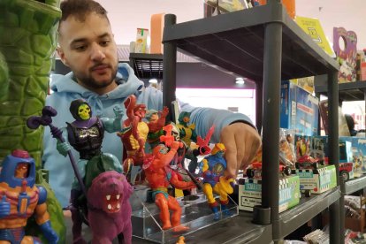 Uno de los coleccionistas ordena las figuras de animación a la venta en Burgos.