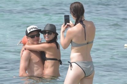 Una amiga fotografia a Kimi Raikkonen y su esposa Minttu Virtanen, en Formentera.