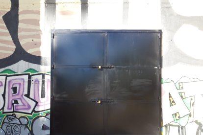 Así es la nueva puerta, cerrada con varios cerrojos