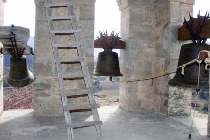 El campanario de la iglesia de Frías aún mantiene vivo el toque manual de sus campanas.-G. G.