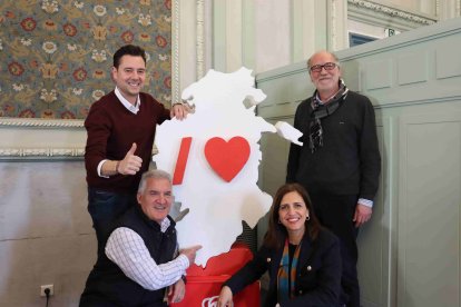 Abajo, los secretarios generales del PSOE de la provincia, Esther Peña, y Aranda, Ildefonso Sanz. Arriba, el de Burgos, Daniel de la Rosa y el de Miranda, Miguel Ángel Adrián.