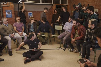 Un aula del IES Diego Marín Aguilera sirvió como centro de reunión de un 'taller de seducción' en el cortometraje 'Rey de la semana'. © CARLOS MATEO