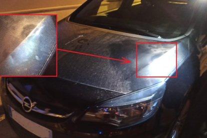 Cuatro jóvenes rayaron a propósito este coche. ECB