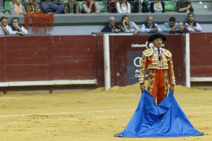 ANTONIO FERRERA, SABIDURIA. A su primero le toreó con reposo en una faena cargada de argumentos. Con el cuarto, puso conocimientos para superar sus dificultades .FOTO: SANTI OTERO
