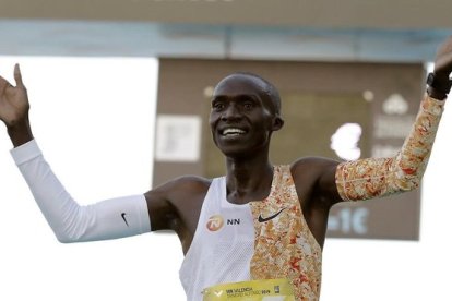 Cheptegei, en Valencia tras batir el récord de 10.000 m.