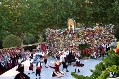 La ofrenda de flores a la Virgen es uno de los momentos más especiales