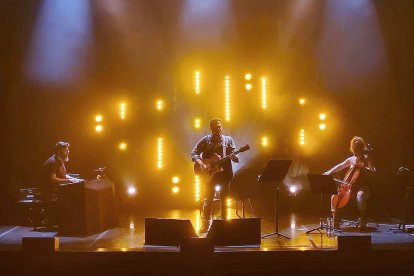 El pianista Jacob Sureda y la violoncelista Irene Rouco acompañan a Serrano en el espectáculo.