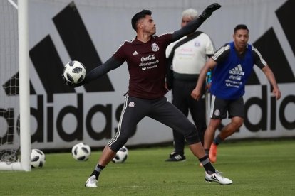 El guardameta Talavera, en el entrenamiento antes del duelo con Escocia