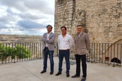 De izquierda a derecha, Ángel Palomino, Antonio Muñoz y Enrique Cobreros en una foto de archivo de la inauguración de la torre musealizada de Haza