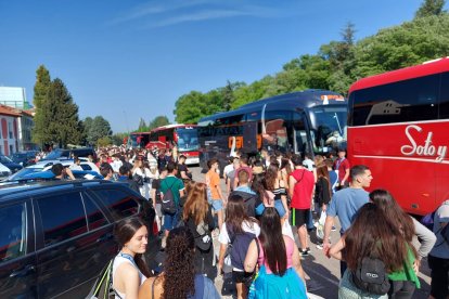 Una docena de autobuses salió a primera hora de hoy de la plaza de Santa Teresa cargados de jóvenes con destino al ITA Palencia 2022. ECB