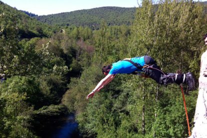 Actividad de Puenting, una de las experiencias más arriesgadas.
