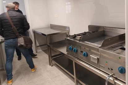 La cocina está equipada por completo