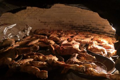 Lechazo asado en horno de leña