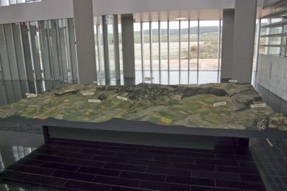 Interior del Cayac con la maqueta que reconstruye la Trinchera del Ferrocarril.  F. ATAPUERCA (S. SANTAMARÍA)
