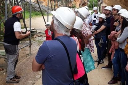 Marcos Terradillos se dirige a los participantes en una visita a los yacimientos. ECB