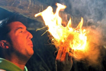 Una de las grandes actividades del Carex en su parte exterior, crear fuego como lo hacían los hombres y mujeres de la prehistoria. F. ATAPUERCA (S, SANTAMARÍA)