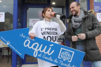 Un lotera de la capital celebra la venta de un primer premio. ECB