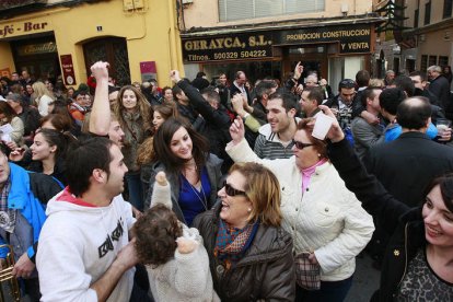 Vecinos de Aranda celebran la lluvia de millones de 2012. ECB