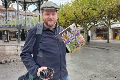 El fotógrafo e investigador Sergi Bernal, en la plaza Mayor de Briviesca.