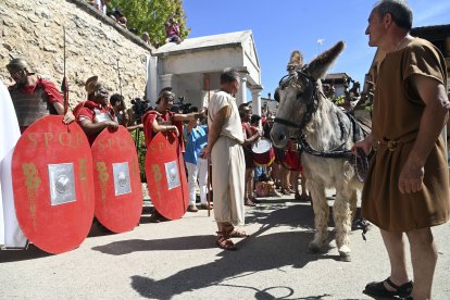 La tradición romana regresa a las calles de Baños de Valdearados durante la celebración de la XXII edición de la Fiesta en Honor al Dios Baco. ICAL