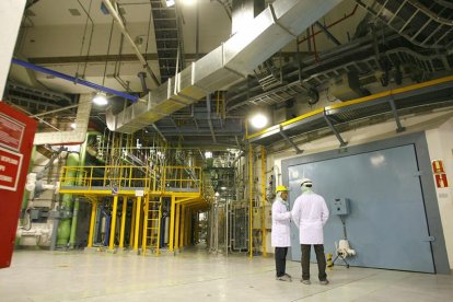 Dos operarios de la central nuclear de Garoña realizan labores de inspección dentro de las instalaciones.