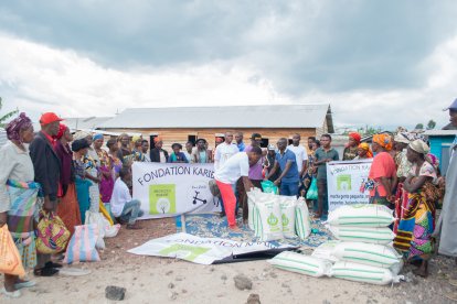 Entrega de harina hecha con el molino de Fundación Rubare.