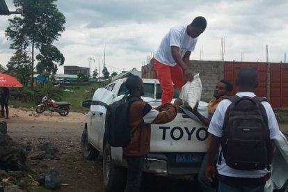 Entrega de harina, en la zona hay escasez de productos básicos.