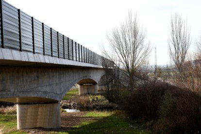 La línea, que incluye la variante ferroviaria de Burgos, incorpora doce viaductos, con una longitud total de 4,6 km, así como dos túneles, que suman 1,3 km, destacando el de El Almendro, con más de 800 m.