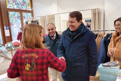 Alfonso Fernández Mañueco ha entrado en varios comercios como H2O