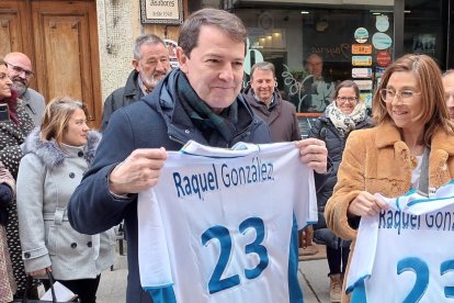Raquel González junto a Alfonso Fernández Mañueco
