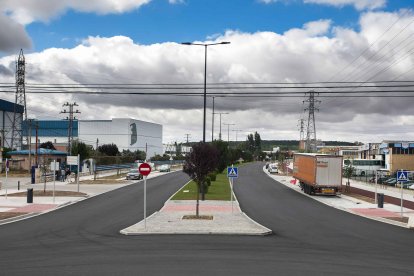 La fase IV de Alcalde Martín Cobos recién asfaltada, a falta de la señalización horizontal. TOMÁS ALONSO