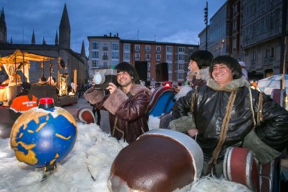 Un grupo de inuits llega a la ciudad. T.A.