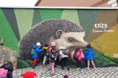 Los murales, como el del erizo, llevan un proceso largo de elaboración: elección de animales de la zona, ubicación de murales en zonas donde viven estos animales, y el despliegue de huellas en itinerarios de tres a cinco kilómetros.