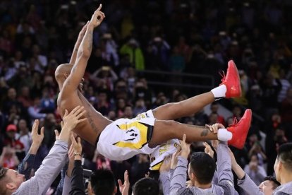Marbury, manteado por sus compañeros en su último encuentro en China.