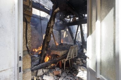 Interior de un inmueble devastado por el incendio de Quintanilla del Coco. SANTI OTERO